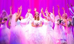 《穆丽尔的婚礼音乐剧集》英国首映