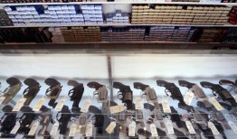 乔·拜登总统采取行动，对所有枪支销售增加背景调查