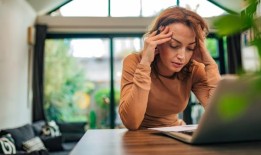 银行和信用合作社报告称，在圣诞节前夕，抵押贷款和信用卡违约率有所上升