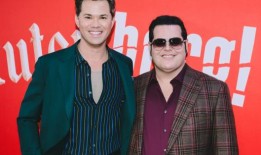 红毯上：安德鲁·兰奈尔斯和乔什·盖德为古腾堡创作了一个复古的百老汇电视广告!音乐!