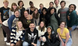 在艺术大学令人震惊的关闭后，学生和教师都感到震惊