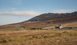 度假屋的主人正在使用Facebook群来避开支付Airbnb的费用