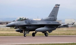 首先是乌克兰飞行员在英国皇家空军学习驾驶F-16战斗机