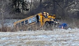 车辆和校车在卡列登相撞，2人死亡