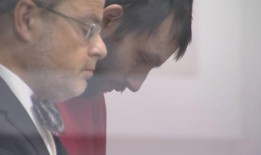 贝尔镇巴士车祸致女子死亡的凶手有50多张逮捕令，保释金50万美元