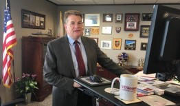 州长艾维召集会议罢免拒绝她辞职的阿拉巴马州退伍军人事务专员