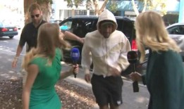 英国说唱歌手杨菲在珀斯被指控强奸后，各大品牌切断了与她的合作