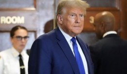 特朗普因不作为可信证人被罚款1万美元后，愤然走出法庭