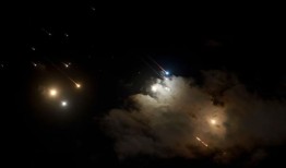 在美国警告即将发动袭击后，伊朗向以色列发射了数百枚导弹