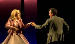 观看：观看由凯莉·奥哈拉和布莱恩·达西·詹姆斯主演的百老汇《酒与玫瑰的日子》精彩片段