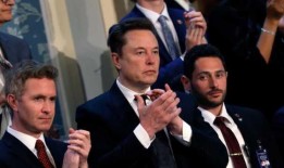 埃隆·马斯克出人意料地出现在国会山，出席内塔尼亚胡在国会的演讲