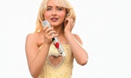 萨布丽娜·卡彭特向“流行偶像”克里斯蒂娜·阿奎莱拉致敬