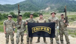 陆军狙击手制服了一名试图在飞行途中打开飞机出口的男子