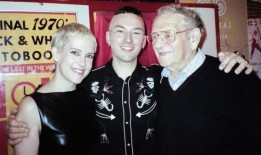 艾伦经营墨尔本的照相馆已经50年了现在他把接力棒传给了一对年轻夫妇