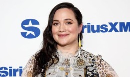 奥斯卡提名者、著名的《星球大战》粉丝莉莉·格莱斯顿刚刚加入了一部非常酷的科幻电影