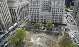 警方称，一名佛罗里达州男子在特朗普审判室外自焚身亡