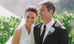 新西兰前总理杰辛达·阿德恩与她的长期伴侣克拉克·盖福德结婚