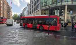 一名老人在维多利亚车站附近发生巴士撞车事故后被紧急送往医院