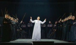 在大都会艺术博物馆，一种新的命运力量讲述了当今的全球危机