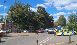 一名男子在枪击中死亡，汽车被点燃后，谋杀调查展开