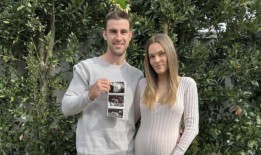 西海岸老鹰队的明星埃利奥特·杨宣布，他将与妻子苔丝·古德博迪迎来第一个孩子