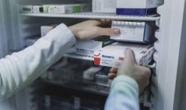 一名女子被要求抛弃“野蛮”丈夫，因为他切馅饼“错了”