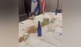 在内塔尼亚胡发表演讲之前，抗议者声称在接待以色列代表团的美国酒店释放了蛆虫