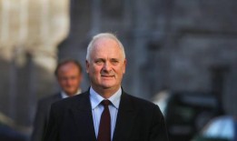 约翰？布鲁顿(John Bruton)的领导为如何管理联合政府树立了模板