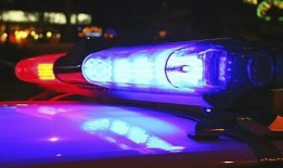 在Hamden，拖车司机被汽车卡住，从25英尺高处跌落