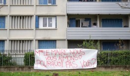 在一名少年被杀后，法国一个小镇出现了一个裂痕