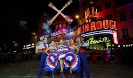 巴黎的红磨坊酒店(Moulin Rouge)在经历了令人震惊的倒塌后，又恢复了它的风车
