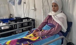 以色列袭击造成家人死亡几天后，一名加沙女孩从废墟中走出来