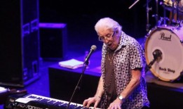 英国蓝调先驱约翰·梅奥尔去世，享年90岁