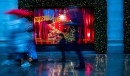 平安夜购物中心的客流量有所上升，但与去年相比仍下降了30%