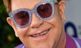 埃尔顿·约翰透露，由于严重的眼部感染，他的“一只眼睛视力有限”