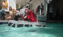 百年退休社区的居民们为赛船会的回归而兴奋不已