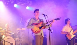 红粘土流浪狗在吉米·法伦主持的《今夜秀》上大放异彩：看啊