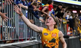 西海岸球队Waalitj Marawar的教练亚当·辛普森说老鹰队的球迷们正在享受哈利·里德的“新玩具”