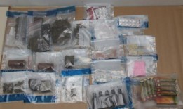 在突袭中缴获了价值47万新元的毒品，其中包括2.6公斤大麻