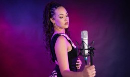 视频：看Hadestown最新的Eurydice, Solea Pfeiffer，唱“花”