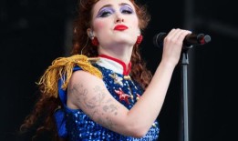 查佩尔·罗安与塞布丽娜·卡彭特会面讨论成名问题