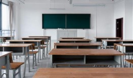 1月17日(周三)，由于冰雪和道路封闭，学校停课