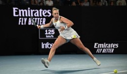 布林科娃在澳网决胜局中击败雷巴基娜，创造了澳网历史