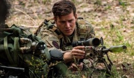 陆军狙击手制服了一名试图在飞行途中打开飞机出口的男子