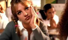 布兰妮·斯皮尔斯的《Baby One More Time》满25岁：她是如何成为流行音乐公主的