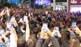 酷玩乐队、小Simz和朋友们在都柏林街头为粉丝们带来了惊喜表演