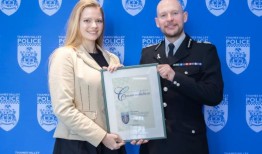 M25：在司机心脏病发作后，一名女子驾驶教练将学生救到了安全地带