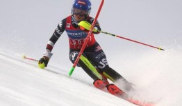 美国滑雪运动员Mikaela Shiffrin在世界杯障碍回转的第一轮比赛中取得了巨大的领先，接近职业生涯的98胜