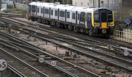 西南铁路警告滑铁卢和沃克斯豪尔之间的服务中断，而马里波恩的服务也受到影响