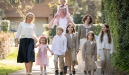 霍华德和基廷的“政治爱情之子”：佩罗特鞠躬离开熊坑